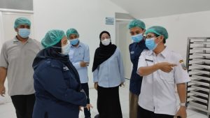 Pegawai Dinas Kesehatan Kabupaten Rembang, saat mendatangi dapur SPPG Mondoteko 3, usai kejadian keracunan, beberapa waktu lalu.