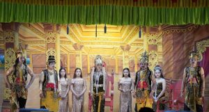 Pertunjukan seni kethoprak, kolaborasi siswa dan guru SMK N 1 Sumber, Rabu malam (26/08).