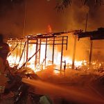 Petugas Damkar Rembang saat melakukan pemadaman. (Dok. Damkar)).