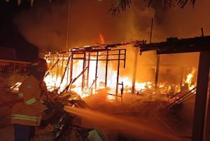 Petugas Damkar Rembang saat melakukan pemadaman. (Dok. Damkar)).