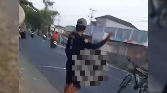 Pengguna Sepeda Onthel Meninggal Dunia, Usai Tertabrak Truk Tangki (TKP Lampu Bangjo Mondoteko Rembang)