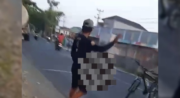 Pengguna Sepeda Onthel Meninggal Dunia, Usai Tertabrak Truk Tangki (TKP Lampu Bangjo Mondoteko Rembang)