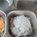 Menu MBG tersisa nasi dan sayurnya. Gambar diambil di salah satu SD Negeri di Kabupaten Rembang pada bulan Agustus 2026.