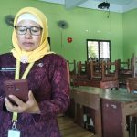 Kepala SMP N 5 Rembang, Menik Mustikatun.