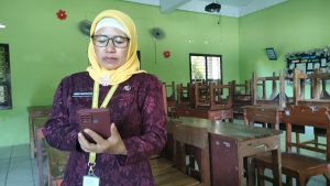 Kepala SMP N 5 Rembang, Menik Mustikatun.