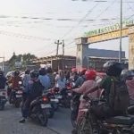 Kesemrawutan lalu lintas di jalur sekitar pabrik sepatu Rembang.