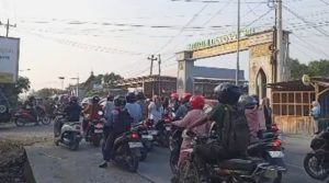 Kesemrawutan lalu lintas di jalur sekitar pabrik sepatu Rembang.