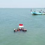 Para penyelam bersiap mengibarkan bendera merah putih di dalam laut, perairan Pulau Gede Rembang, Sabtu (15 Agustus 2026).