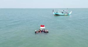 Para penyelam bersiap mengibarkan bendera merah putih di dalam laut, perairan Pulau Gede Rembang, Sabtu (15 Agustus 2026).