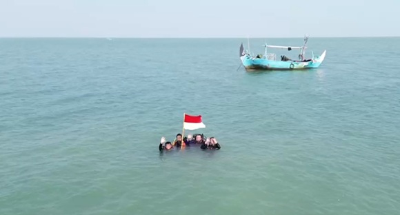 Kendala Ini Yang Dihadapi Saat Kibarkan Bendera Merah Putih Di Dalam Laut Rembang