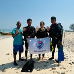 4 penyelam siap mengibarkan bendera merah putih di dalam laut sekitar Pulau Gede.