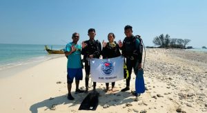 4 penyelam siap mengibarkan bendera merah putih di dalam laut sekitar Pulau Gede.