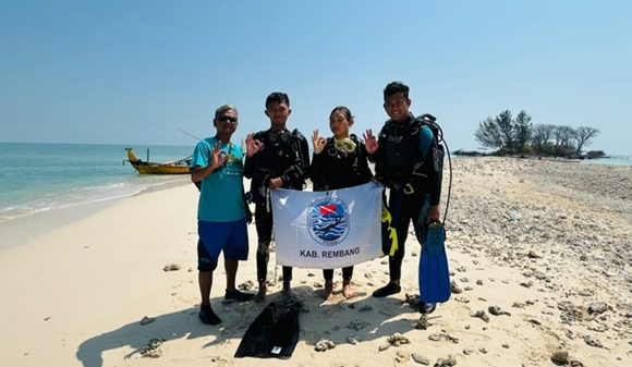 Kibarkan Bendera Merah Putih Di Dalam Laut, 4 Orang Penyelam Rembang Siap Bertugas