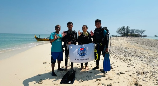 Kibarkan Bendera Merah Putih Di Dalam Laut, 4 Orang Penyelam Rembang Siap Bertugas