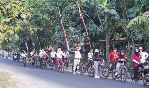 Bersepeda Sambil Bagikan Sembako, NGEPITulasan Lebih Dekat Dengan Masyarakat (RS Bhina Bhakti Husada)