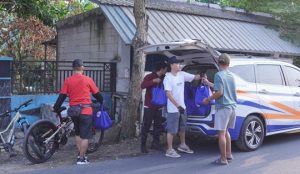 Bersepeda sambil membagikan paket Sembako kepada masyarakat yang membutuhkan. Kegiatan ini diprakarsai oleh RS Bhina Bhakti Husada Rembang.