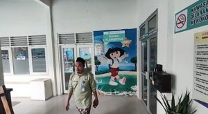 Kasi Informasi RSUD Rembang, M. Nur Achdi Yustanto melintas di depan ruang anak, tempat perawatan korban dugaan keracunan MBG. (Foto atas) Dapur SPPG Mondoteko 3 Rembang.