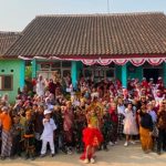 Seluruh warga sekolah SD N 1 Gambiran Kecamatan Pamotan kompak menggelar karnaval perdana secara mandiri, Jum’at (14/08).