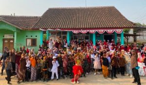 Seluruh warga sekolah SD N 1 Gambiran Kecamatan Pamotan kompak menggelar karnaval perdana secara mandiri, Jum’at (14/08).