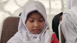 Kalisa, siswi kelas 1 SD Sekolah Rakyat Kabupaten Rembang, yang baru saja kehilangan ayahnya. 