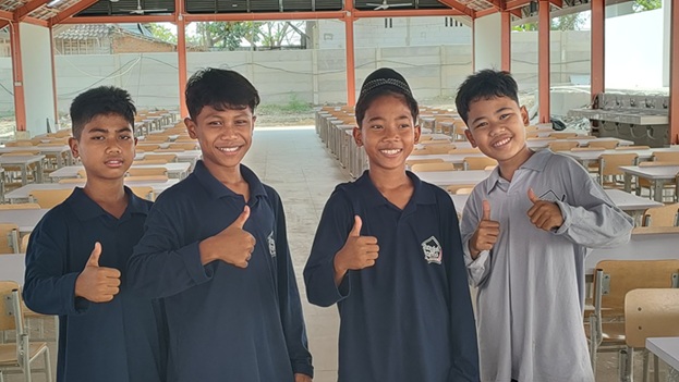 “Bapak Penebang Tebu, Ibu Buruh Rajang Tembakau…” (Respon Siswa Sekolah Rakyat Rembang Saat Awal Masuk)