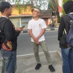 Wartawan, Musyafa Musa berbincang dengan petugas Sensus Ekonomi di Kabupaten Rembang.
