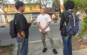 Wartawan, Musyafa Musa berbincang dengan petugas Sensus Ekonomi di Kabupaten Rembang.