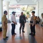 Aparat kepolisian dari Polsek Rembang berada RSUD dr. R. Soetrasno, hari Senin (03/08), setelah menerima informasi adanya siswi SMP N 2 Rembang meninggal dunia.