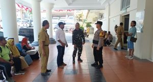 Aparat kepolisian dari Polsek Rembang berada RSUD dr. R. Soetrasno, hari Senin (03/08), setelah menerima informasi adanya siswi SMP N 2 Rembang meninggal dunia.
