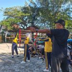 Guru olahraga di SMA N 3 Rembang mengenalkan olahraga panahan kepada para siswa.