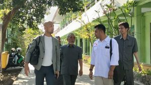 Direktur sebuah Perusahaan penyalur tenaga kerja di Jepang, Yusuke Furumi, didampingi Muhaimin dari LPK Hikari Putra Mandiri dan Ketua Yayasan Zarkasyi Al-Mubaarok, Nuril Haq Saifullah, Senin (31/08), bertemu dengan siswa SMK Al-Mubaarok Rembang.