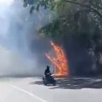 Seorang pengendara sepeda motor menembus pekatnya asap di jalur Pantura Desa Tanjungan Kecamatan Kragan, Senin siang (24/08).