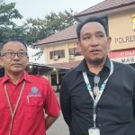 Ali Hadi dan Jalaludin (baju hitam) mendatangi Mapolres Rembang, Jum’at sore (25 September 2026). Keduanya kuasa hukum dari Wo, anggota DPRD Rembang.