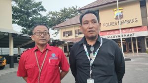 Ali Hadi dan Jalaludin (baju hitam) mendatangi Mapolres Rembang, Jum’at sore (25 September 2026). Keduanya kuasa hukum dari Wo, anggota DPRD Rembang.