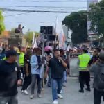 Massa menerobos barikade polisi, masuk halaman DPRD Rembang, dalam aksi demo, Senin siang (28 September 2026).