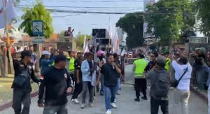 Massa menerobos barikade polisi, masuk halaman DPRD Rembang, dalam aksi demo, Senin siang (28 September 2026).