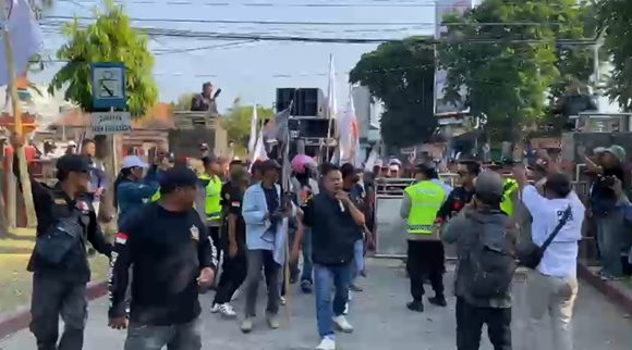 Barikade Polisi Diterobos Massa, Mengusung 3 Tuntutan (Demo Di Gedung DPRD Dan Kantor Bupati Rembang)