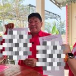 Tiga Advokat di Rembang, termasuk Darmawan Budiharto (tengah) menunjukkan dokumen, untuk siap diteruskan ke Badan Kehormatan DPRD dan Polres Rembang.