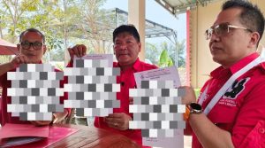 Tiga Advokat di Rembang, termasuk Darmawan Budiharto (tengah) menunjukkan dokumen, untuk siap diteruskan ke Badan Kehormatan DPRD dan Polres Rembang.