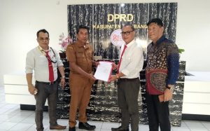 Tim Advokat hari Senin (14/09) menyerahkan laporan tertulis kepada Sekwan DPRD Rembang, terkait dugaan perselingkuhan, perzinaan dan persetubuhan oknum anggota DPRD Rembang.