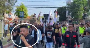 Eko Yulianto (dalam lingkaran), sosok orator dalam aksi demo di gedung DPRD Rembang.