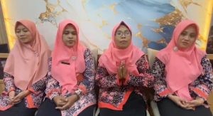 Guru MTs N 1 Rembang (Lasem), Purwantini didampingi sejumlah rekan seprofesi menyampaikan permohonan maaf, Kamis (10 September 2026).