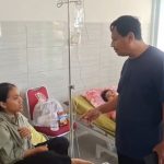 Bupati Rembang, Harno berbincang dengan salah satu korban keracunan di Puskesmas Lasem, Jum’at sore.