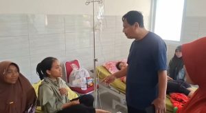 Bupati Rembang, Harno berbincang dengan salah satu korban keracunan di Puskesmas Lasem, Jum’at sore.