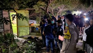 Warga dan polisi berada di sekitar lokasi kejadian, Senin malam (14/09).