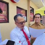 Sami, Kades Karanganyar Kecamatan Kragan, bersama tim kuasa hukumnya.