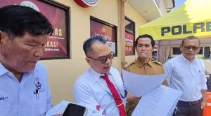 Sami, Kades Karanganyar Kecamatan Kragan, bersama tim kuasa hukumnya.
