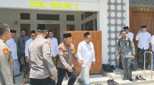 Kapolri bergandengan tangan dengan Gus Baha’, seusai Ngaji Kebangsaan di Pondok Pesantren LP3IA Desa Narukan Kecamatan Kragan, Sabtu (26 September 2026).