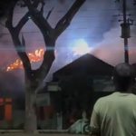 Warga melihat percikan api dari kabel listrik, saat kebakaran bangunan lama Puskesmas Sluke, Minggu malam (27/09).