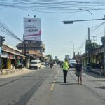 Polisi menggelar olah TKP di Perempatan Sulang, Senin (07/09).